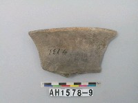 藏品(灰色細砂陶口緣殘件)的圖片